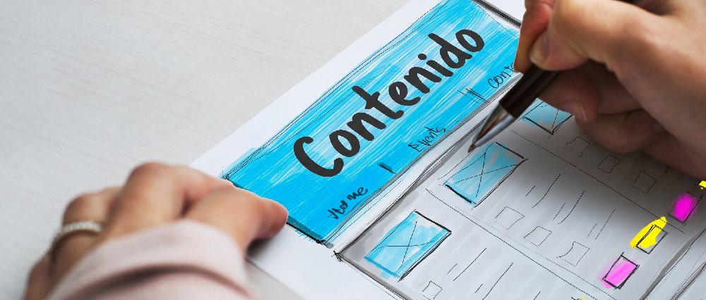 3 ejemplos de contenido web relevante para la industria: estrategias SEO y GEO